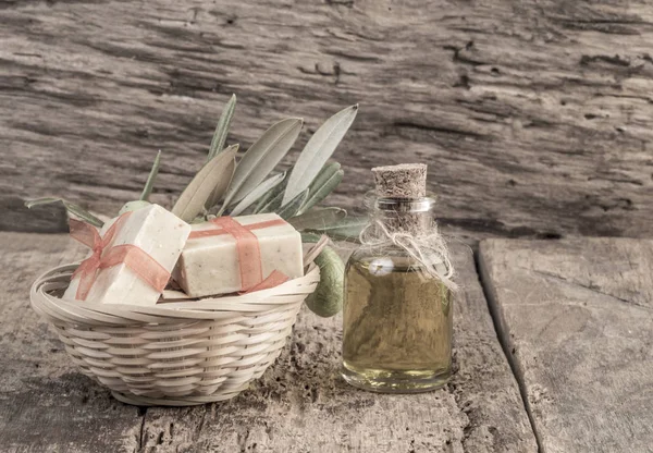 Натуральні оливкові мильні батончики та пляшка оливкової олії на дерев'яному столі — стокове фото