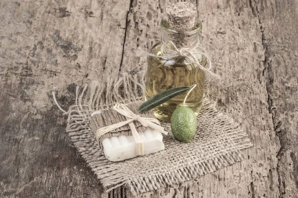 Jabón de aceite de oliva natural y aceitunas — Foto de Stock