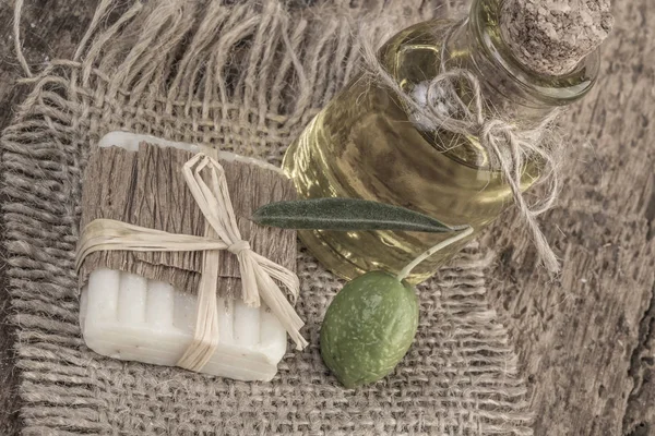 Jabón de aceite de oliva natural y oliva — Foto de Stock