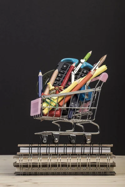 Modèle de retour à l'école avec plusieurs articles de papeterie dans trolley agai — Photo