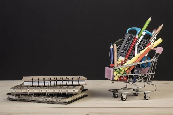 Modèle de retour à l'école avec plusieurs articles de papeterie dans trolley agai — Photo