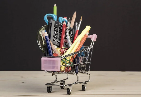 Modèle de retour à l'école avec plusieurs articles de papeterie dans trolley agai — Photo