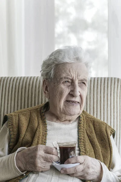 先輩女性がコーヒーを飲む — ストック写真