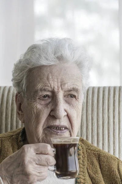 Büyük hanım kahve içiyor. — Stok fotoğraf
