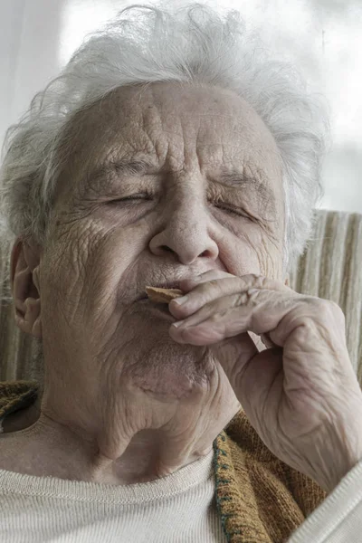 年配の女性が何かを食べて — ストック写真