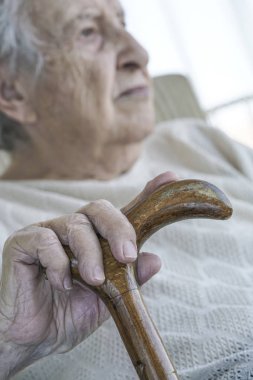 baston üzerinde üst düzey bir kadının kırışmış el