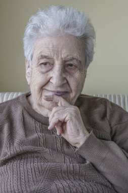 mutlu kadın kıdemli düşünme