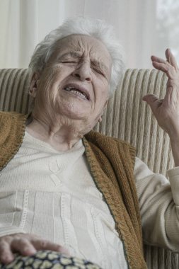 üzgün kadın kıdemli bir şey şikayet