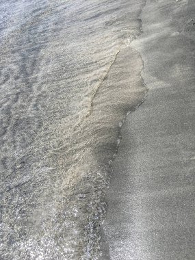 Bir kumsalı yaz aylarında denizde dalga yumuşak