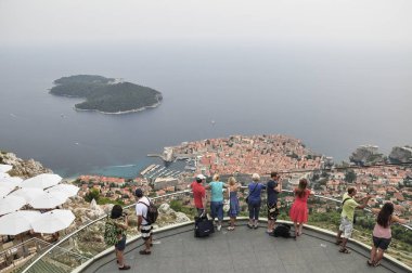 Dubrovnik'in yukarıdan Croa içinde bakarak turist