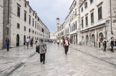 Dubrovnik, Hırvatistan'ın eski şehir Stradun Caddesi üzerinde turist.