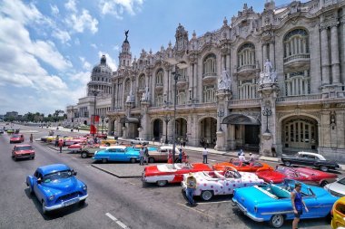Havana'da i Capitolio önünde renkli klasik arabalar