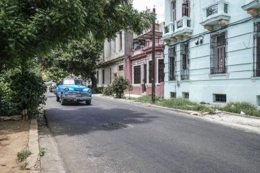 Klasik Amerikan otomobil ve yıpranmış binalar ile sokak sahne