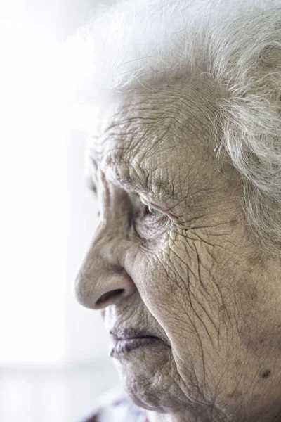 Üst düzey bir kadının ağladığını closeup yüzü — Stok fotoğraf