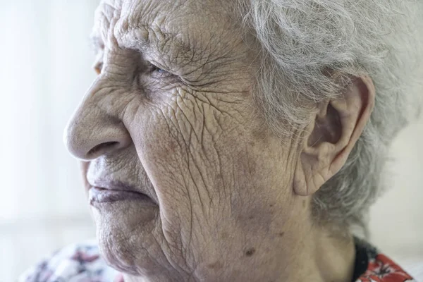 Üst düzey bir kadının ağladığını closeup yüzü — Stok fotoğraf
