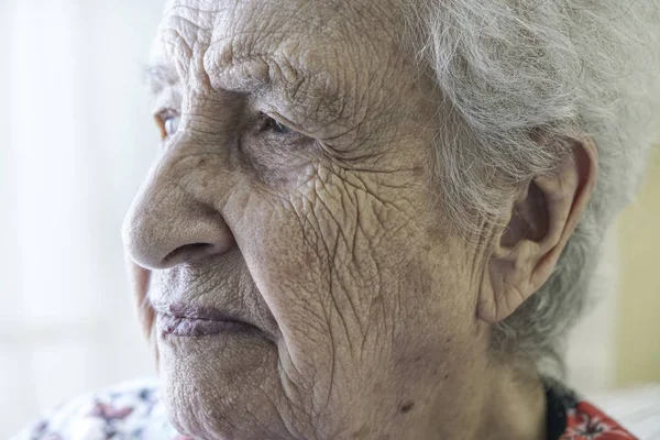 Nahaufnahme Gesicht einer Seniorin — Stockfoto