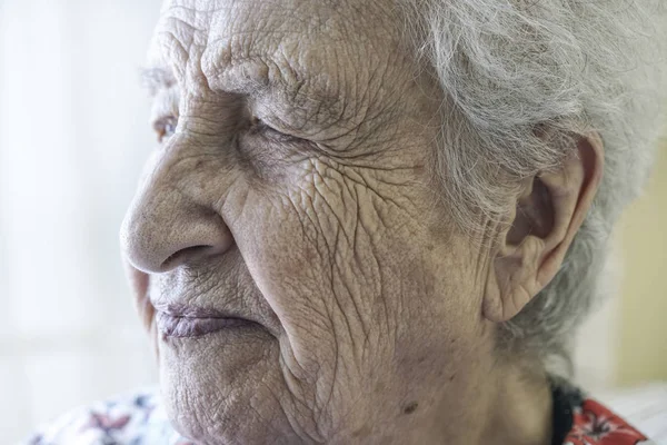 Nahaufnahme Gesicht einer Seniorin — Stockfoto