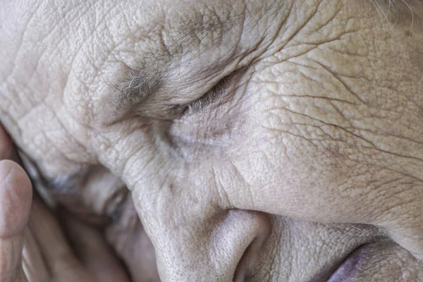 Close-up rosto de uma mulher idosa dormindo — Fotografia de Stock