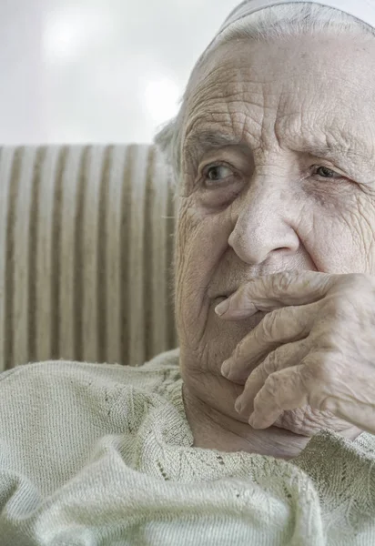 Nachdenkliche Seniorin — Stockfoto