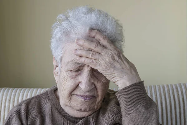 Mujer mayor enferma tiene dolor de cabeza —  Fotos de Stock