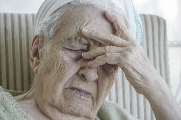 Senior mulher cochilando — Fotografia de Stock