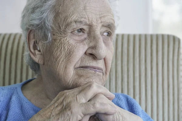 Nahaufnahme einer nachdenklichen Seniorin zu Hause — Stockfoto