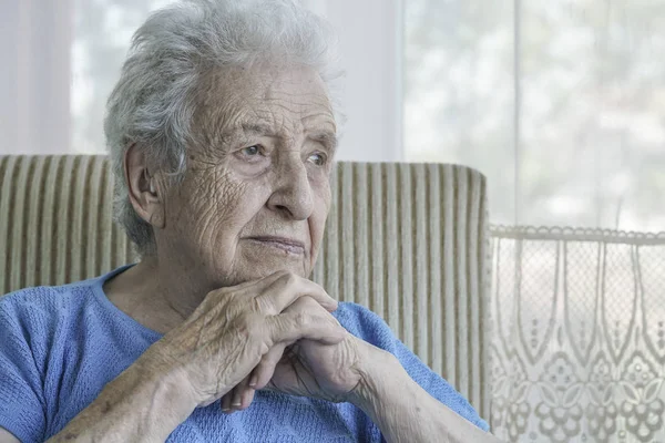 Nahaufnahme einer nachdenklichen Seniorin zu Hause — Stockfoto