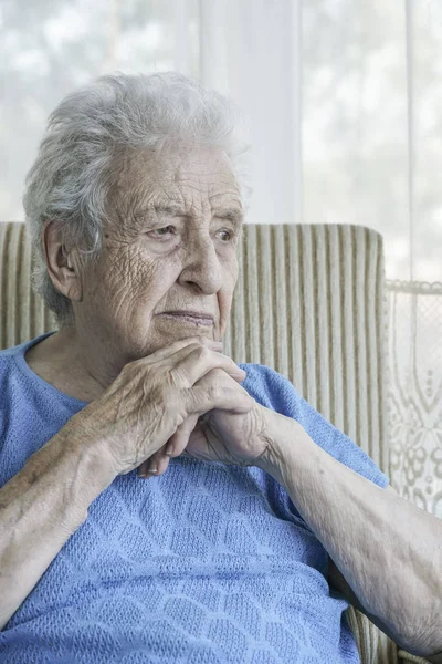 Primer plano de una mujer mayor reflexiva en casa — Foto de Stock