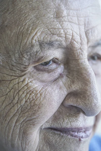 Крупный план лица пожилого человека — стоковое фото