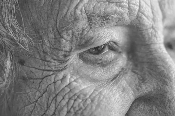 Zbliżenie twarzy starszych kobiety (czarno-biały) — Zdjęcie stockowe