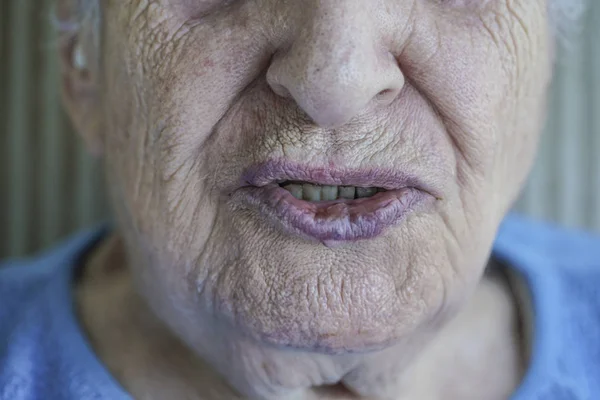 Mund der Seniorin redet — Stockfoto