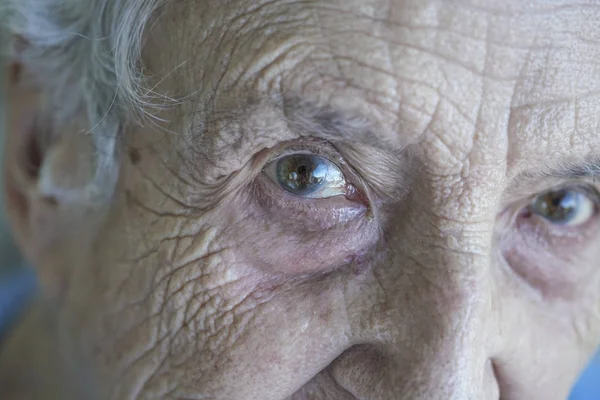Olhos fechados de uma pessoa idosa — Fotografia de Stock