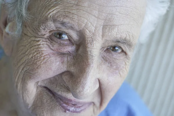 Nahaufnahme Gesicht einer schönen älteren Person — Stockfoto