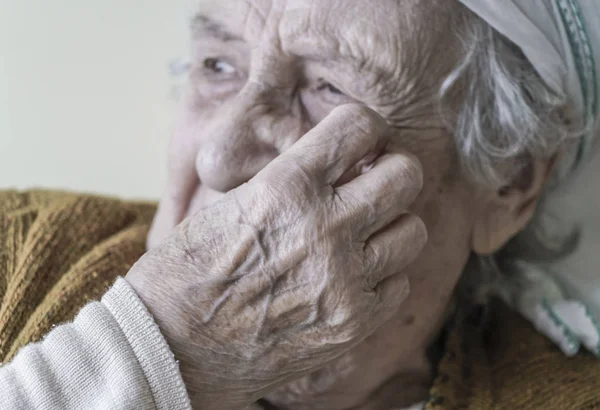Mulher idosa chorando — Fotografia de Stock
