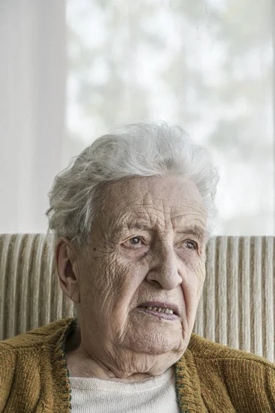 Retrato de una encantadora mujer mayor — Foto de Stock