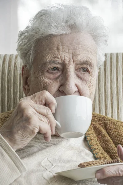 Çerezler ile kahve içme kadın kıdemli — Stok fotoğraf