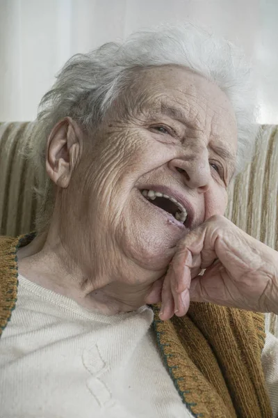 Feliz mujer mayor riendo — Foto de Stock