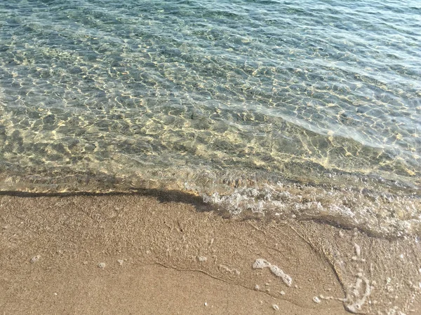 コピー スペースと夏のビーチで海の柔らかい波 — ストック写真