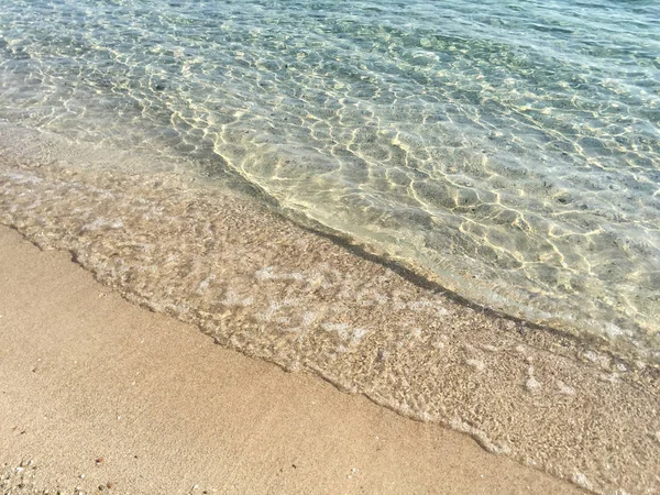 夏のビーチで海の柔らかい波 — ストック写真