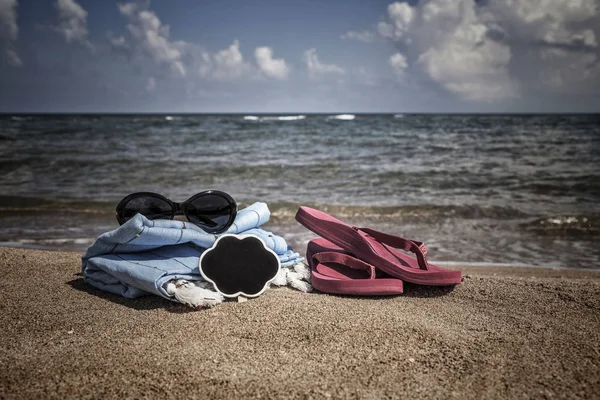 Καλοκαιρινό φόντο με flipflops και γυαλιά ηλίου στην παραλία — Φωτογραφία Αρχείου