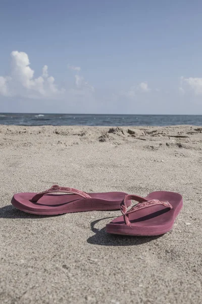 Röd Flip Flops Sandstrand Sommar — Stockfoto