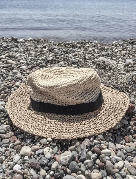 Cappello Paglia Una Spiaggia Ciottoli Estate — Foto Stock