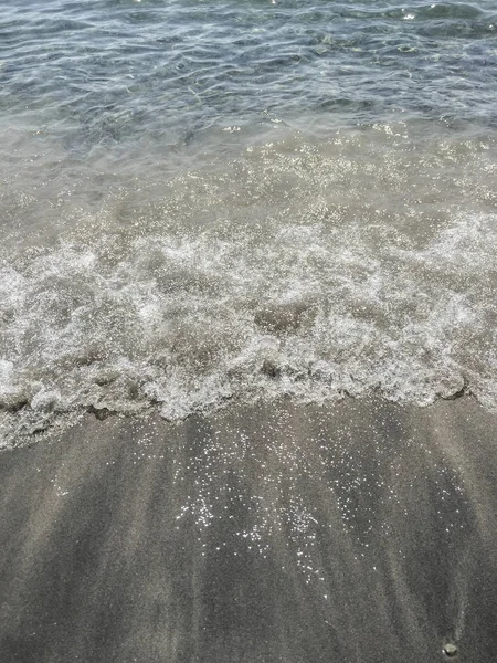 М'яка хвиля моря на піщаному пляжі влітку — стокове фото