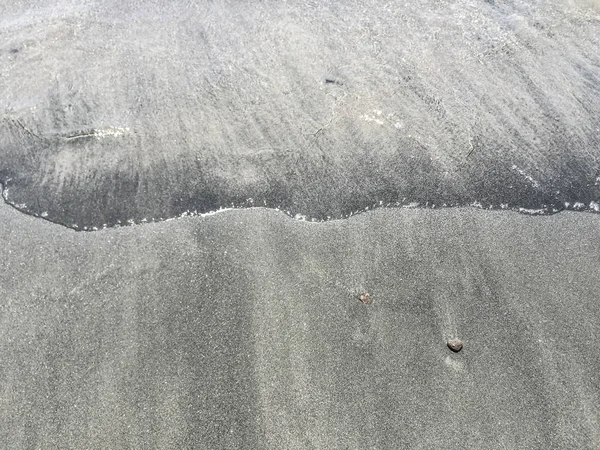 Morbida onda di mare su una spiaggia di sabbia in estate — Foto Stock