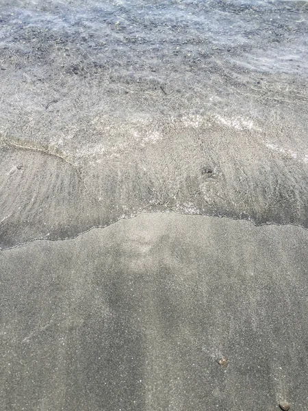 Suave ola de mar en una playa de arena en verano —  Fotos de Stock