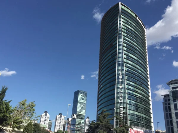 Arranha-céu no distrito de Besiktas, em Istambul, na Turquia . — Fotografia de Stock