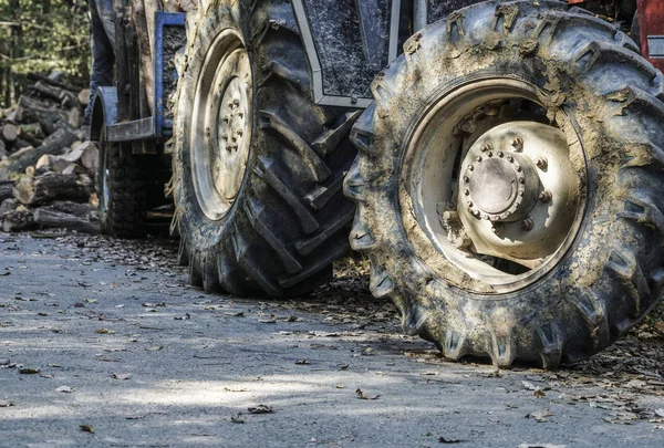 Neumático de un tractor cubierto de barro —  Fotos de Stock