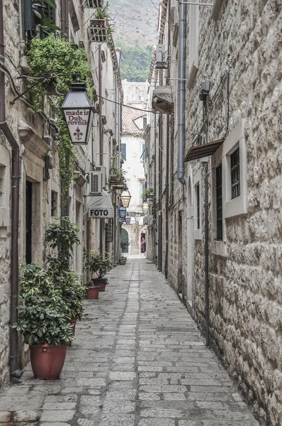 Calle estrecha dentro del casco antiguo de Dubrovnik en Croacia . — Foto de Stock