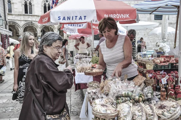 Gente del posto che vende in un mercato aperto nel centro storico di Dubrov — Foto Stock