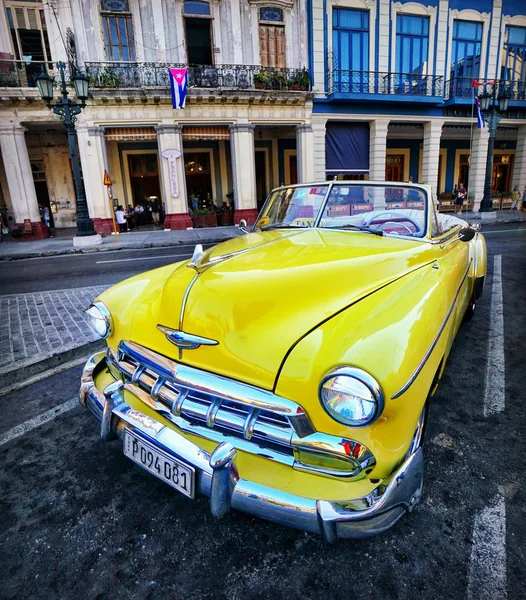 古巴哈瓦那中心停放的老爷车. — 图库照片